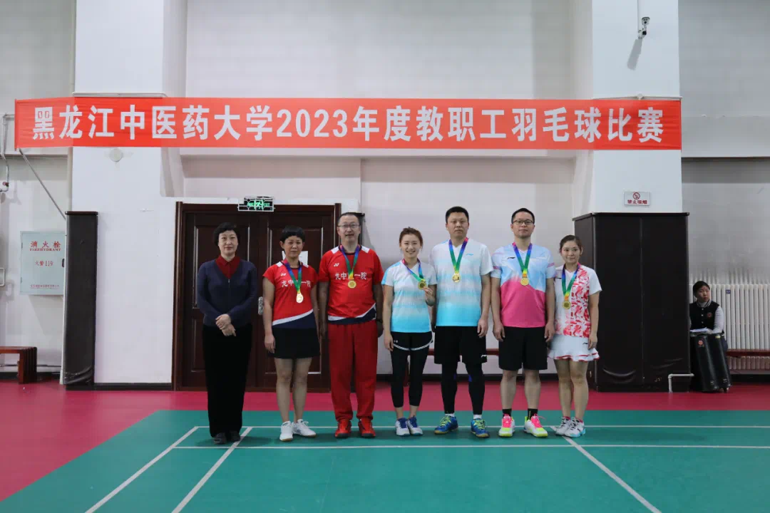 一群人站在台上中度可信度描述已自动生成