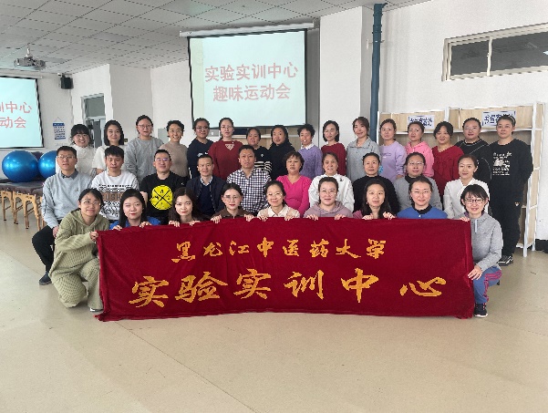 一群人在房间里的沙发上中度可信度描述已自动生成